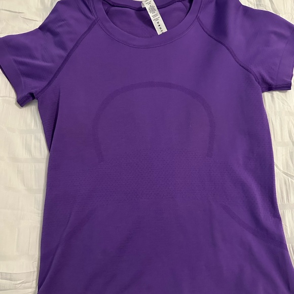 Lululemon purple size 4 hotty hot shirts and swiftly set - Picture 4 of 6